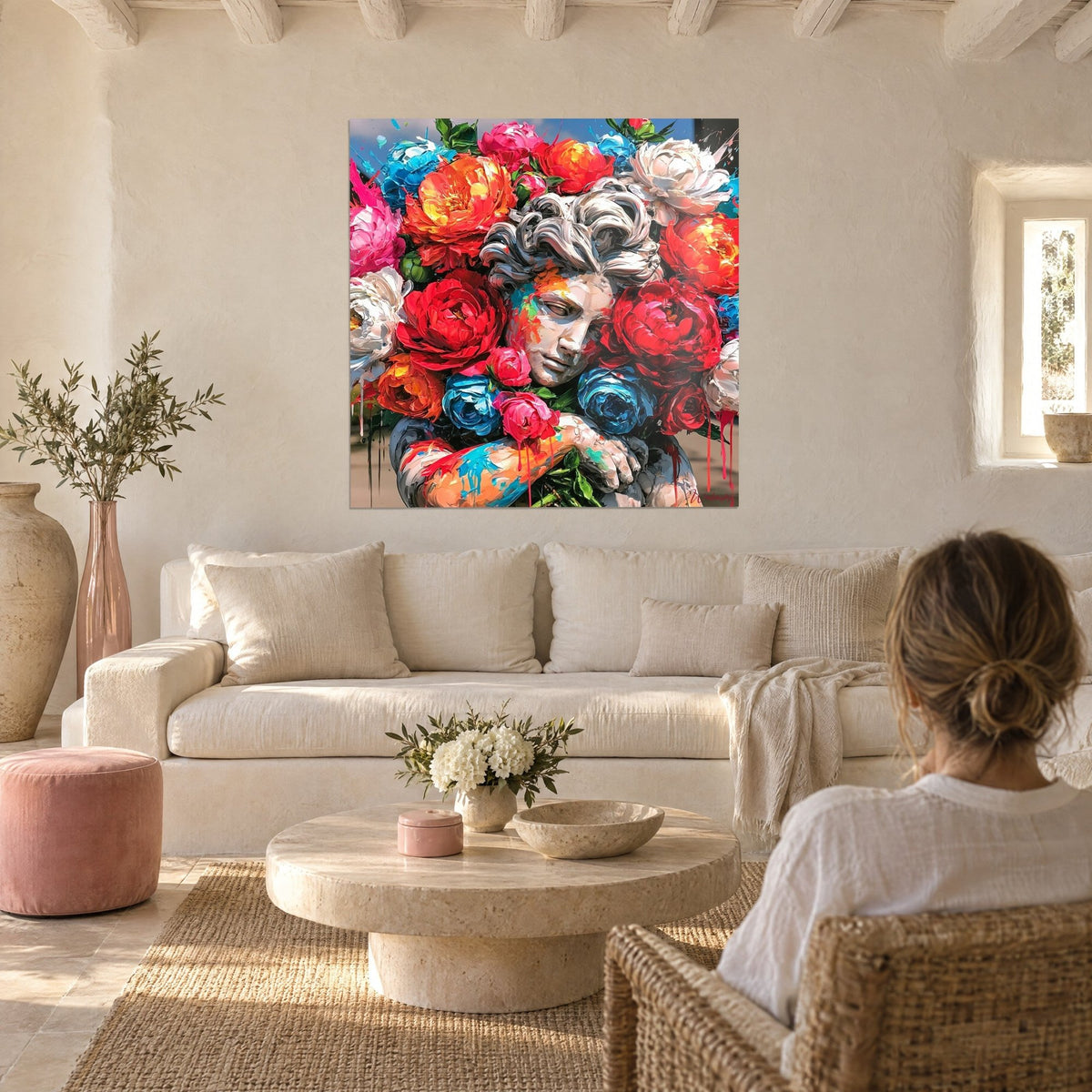 Schilderij witte marmeren buste overspoeld door rode en blauwe pioenrozen, verfspatten, boven een bank in een lichte woonkamer