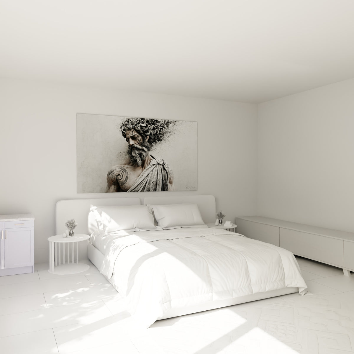 Personnage sculpté gris et ocre, chevelure fumée, accroché au-dessus d'un lit dans une chambre claire
