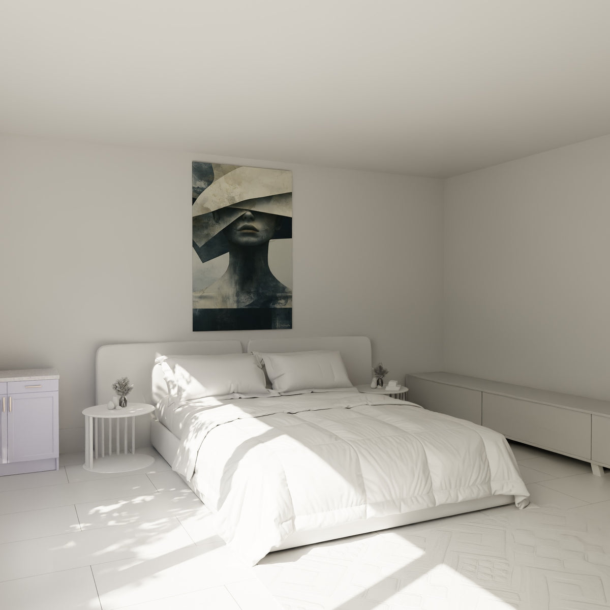 Buste énigmatique Statue en bleu marine et ivoire craquelé au-dessus d'un lit dans une chambre claire