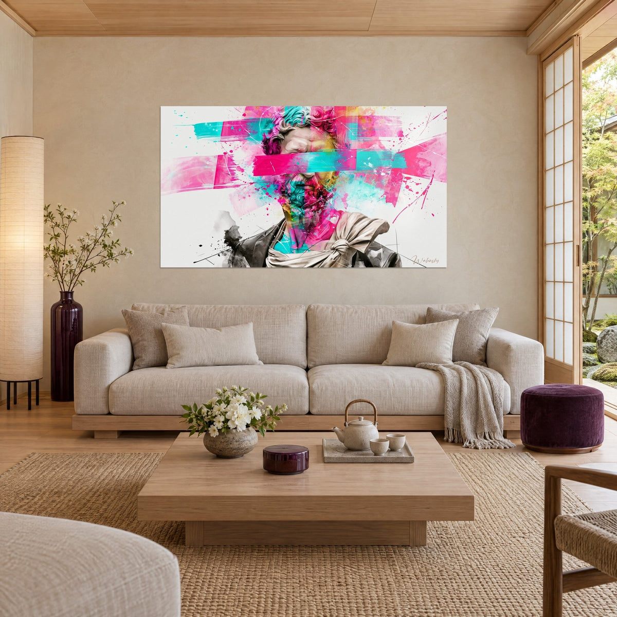 Tableau buste de statue barbu aux bandes roses et turquoise, boucles striées de fuchsia, au-dessus d'un canapé dans un salon lumineux