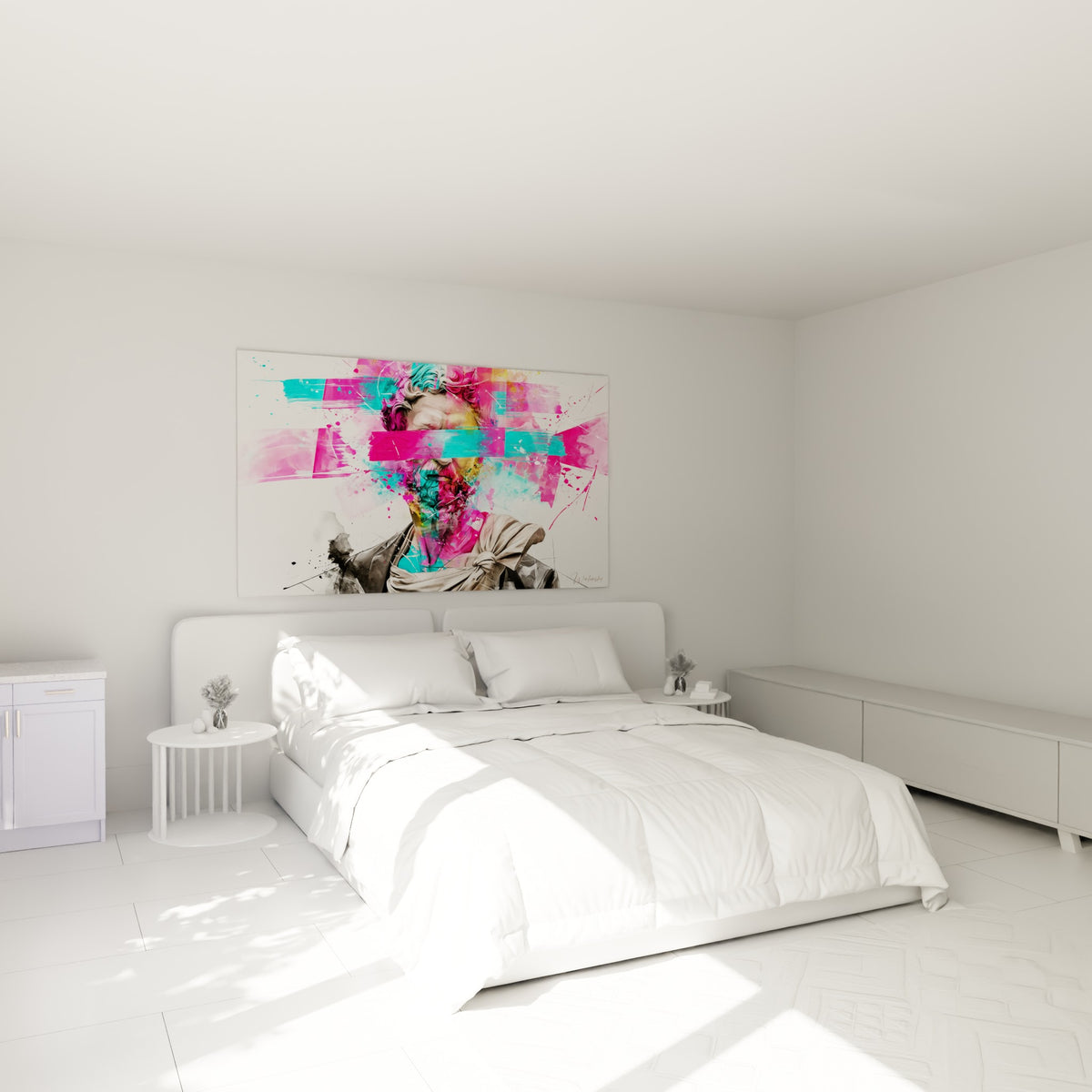 Buste antique aux éclats turquoise et fuchsia au-dessus d'un lit dans une chambre claire