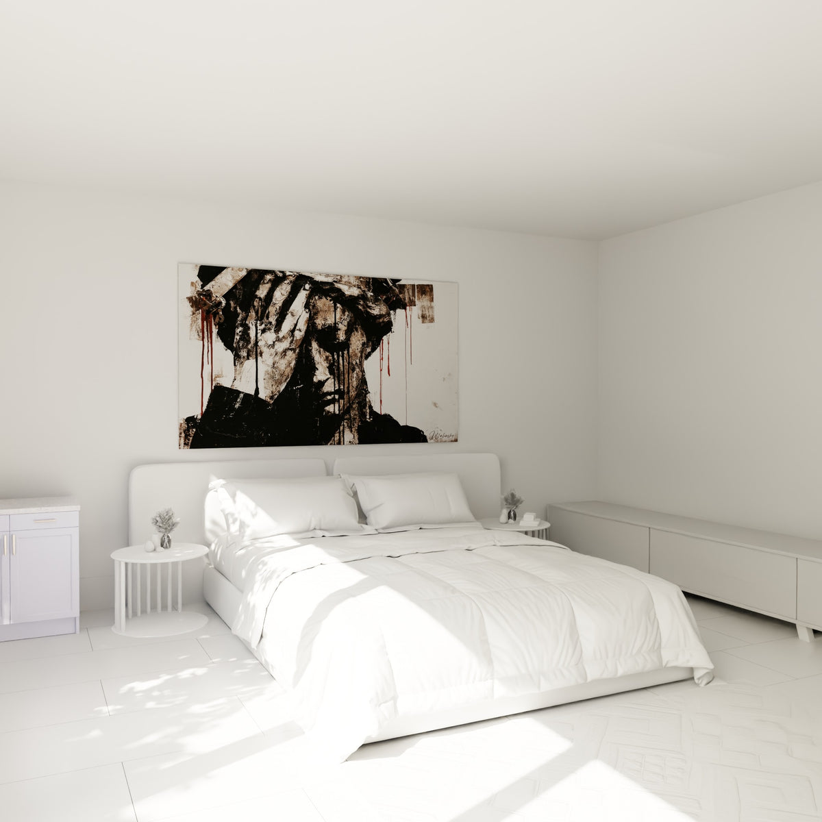 Personnage voilé aux tons bruns et rouges de la Statue, accroché au-dessus d'un lit dans une chambre claire