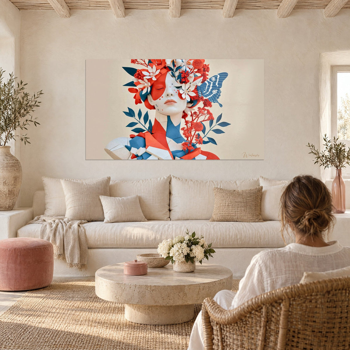 Tableau buste de statue fendillé, fleurs blanches et rouges, papillon bleu, au-dessus d'un canapé dans un salon lumineux