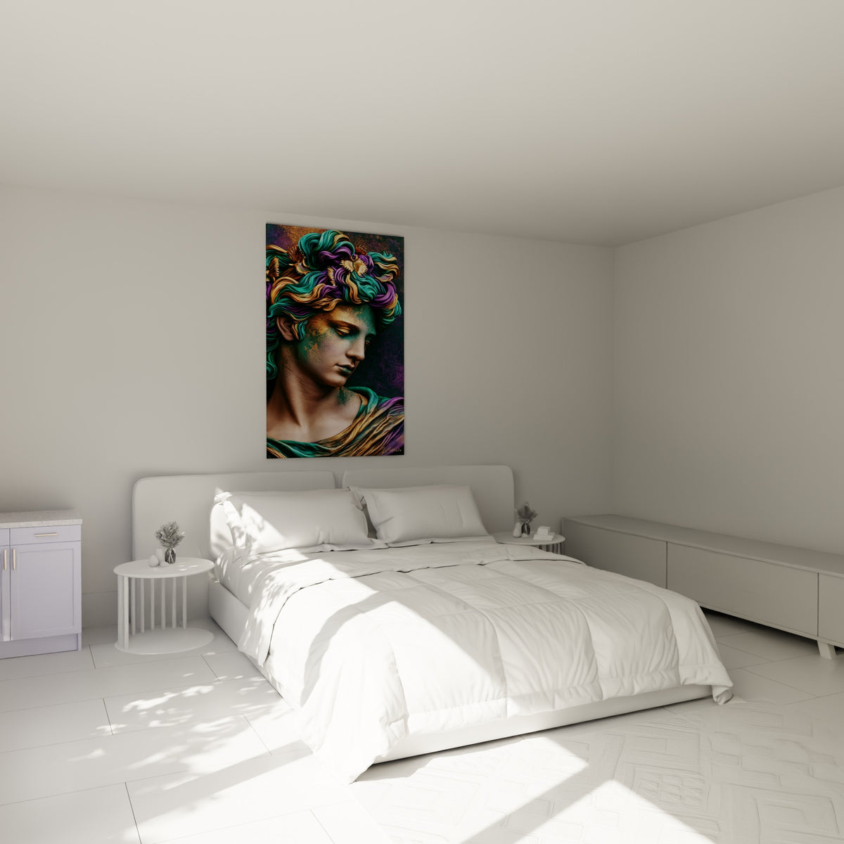 Figure dorée à la chevelure turquoise, statue accrochée au-dessus d'un lit dans une chambre claire