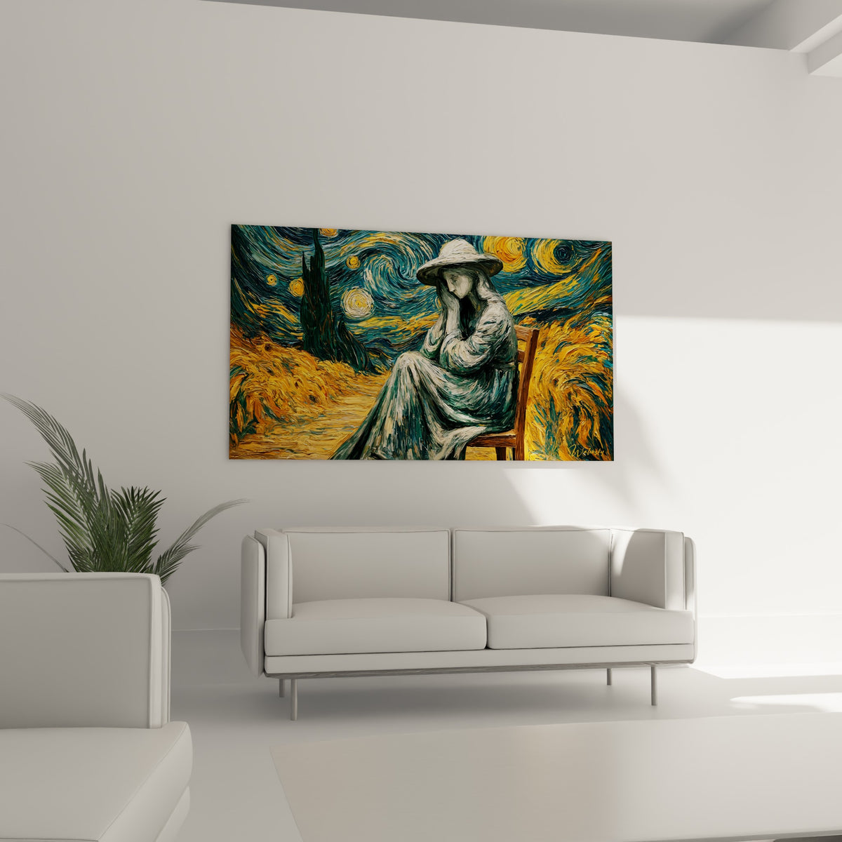 Figure assise en gris et blanc, chapeau à large bord, Statue accrochée au-dessus d'un canapé dans un salon lumineux