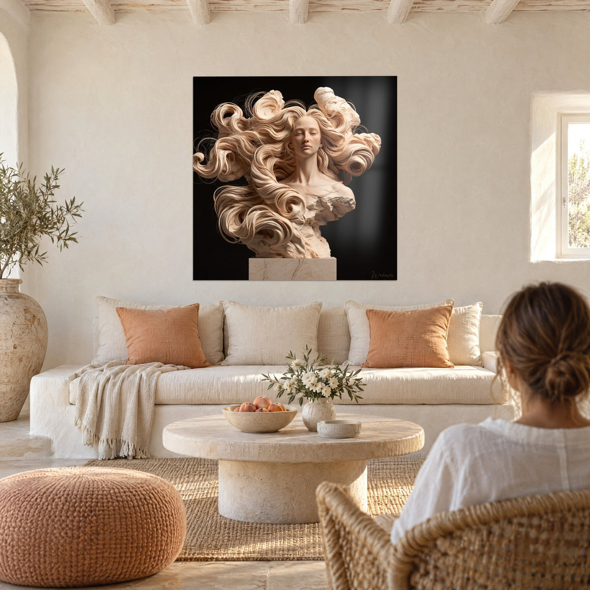 Tableau buste de femme en marbre ivoire, chevelure en volutes sculptées sur fond noir, accroché ici au-dessus d'un canapé dans un salon lumineux