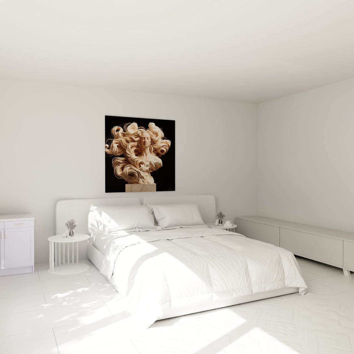 Statue au visage ivoire et chevelure beige sculptée, au-dessus d'un lit dans une chambre claire