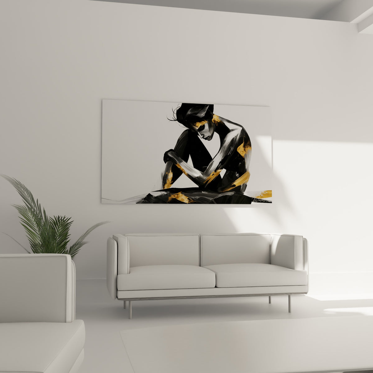 Corps replié en noir intense et éclats dorés accroché au-dessus d'un canapé dans un salon lumineux