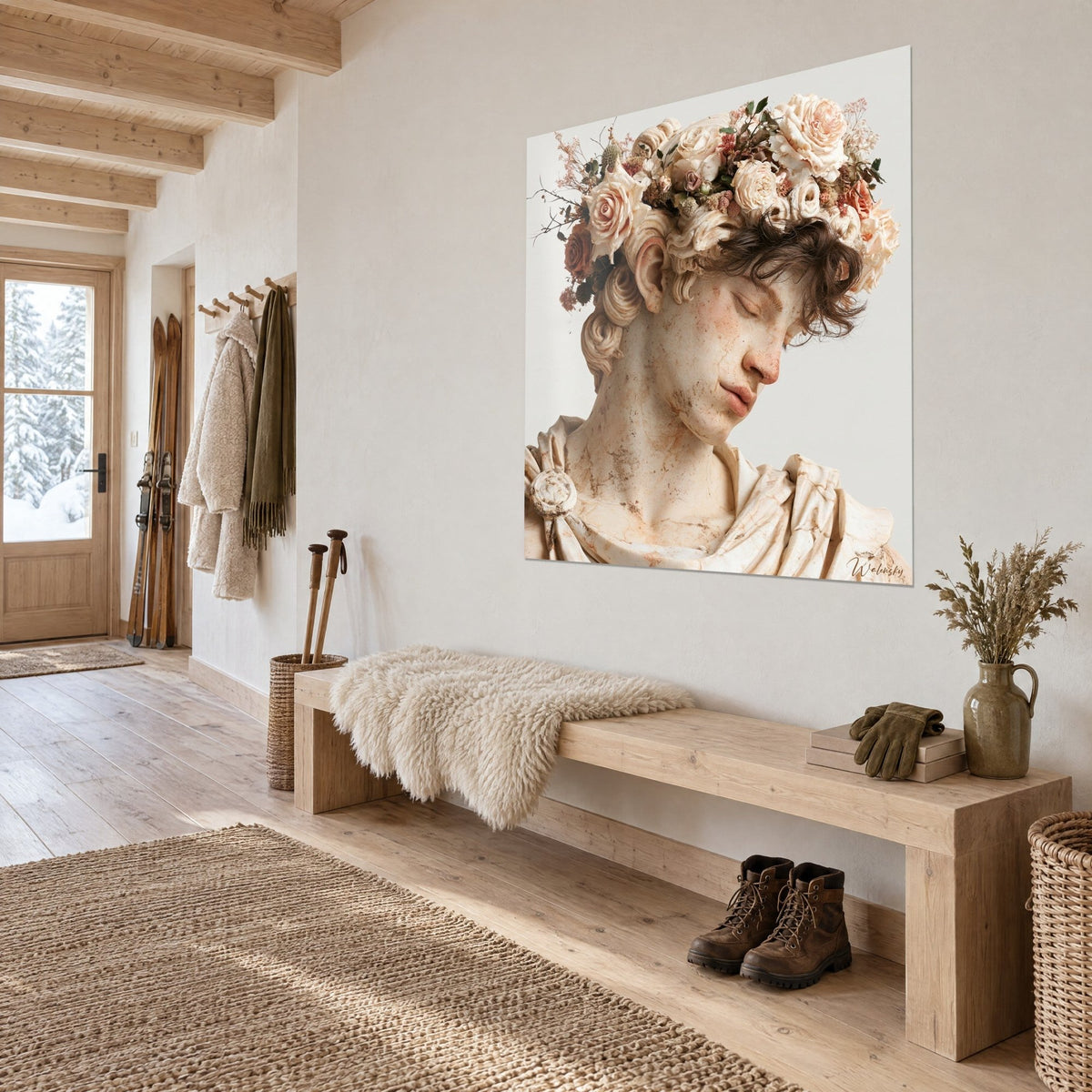 Tableau statue antique aux boucles de pierre et fleurs séchées rosées, vue de trois-quarts sur un mur blanc d'entrée chalet