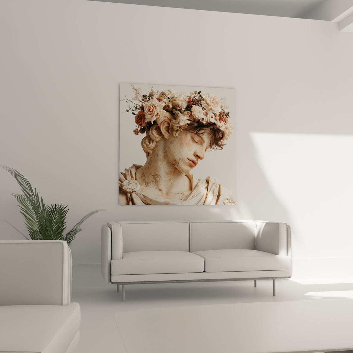 Statue antique parée de fleurs rosées et crème, au-dessus d'un canapé dans un salon lumineux