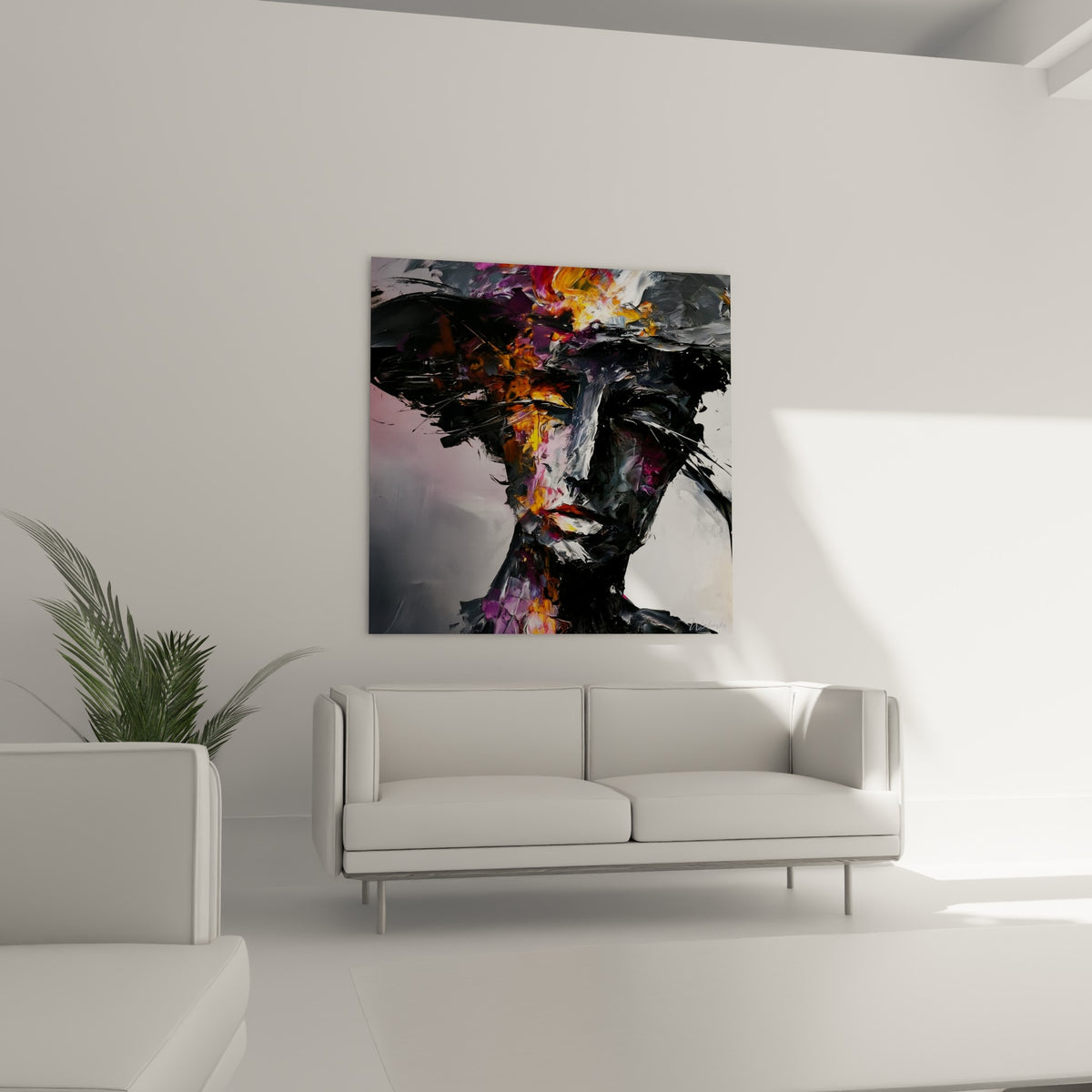 Portrait Statue aux nuances noires et orangées, accroché au-dessus d'un canapé dans un salon lumineux
