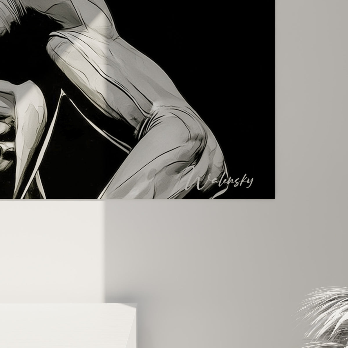 Détail du drapé sculpté aux plis marqués, contraste blanc et anthracite, texture graphique saisissante
