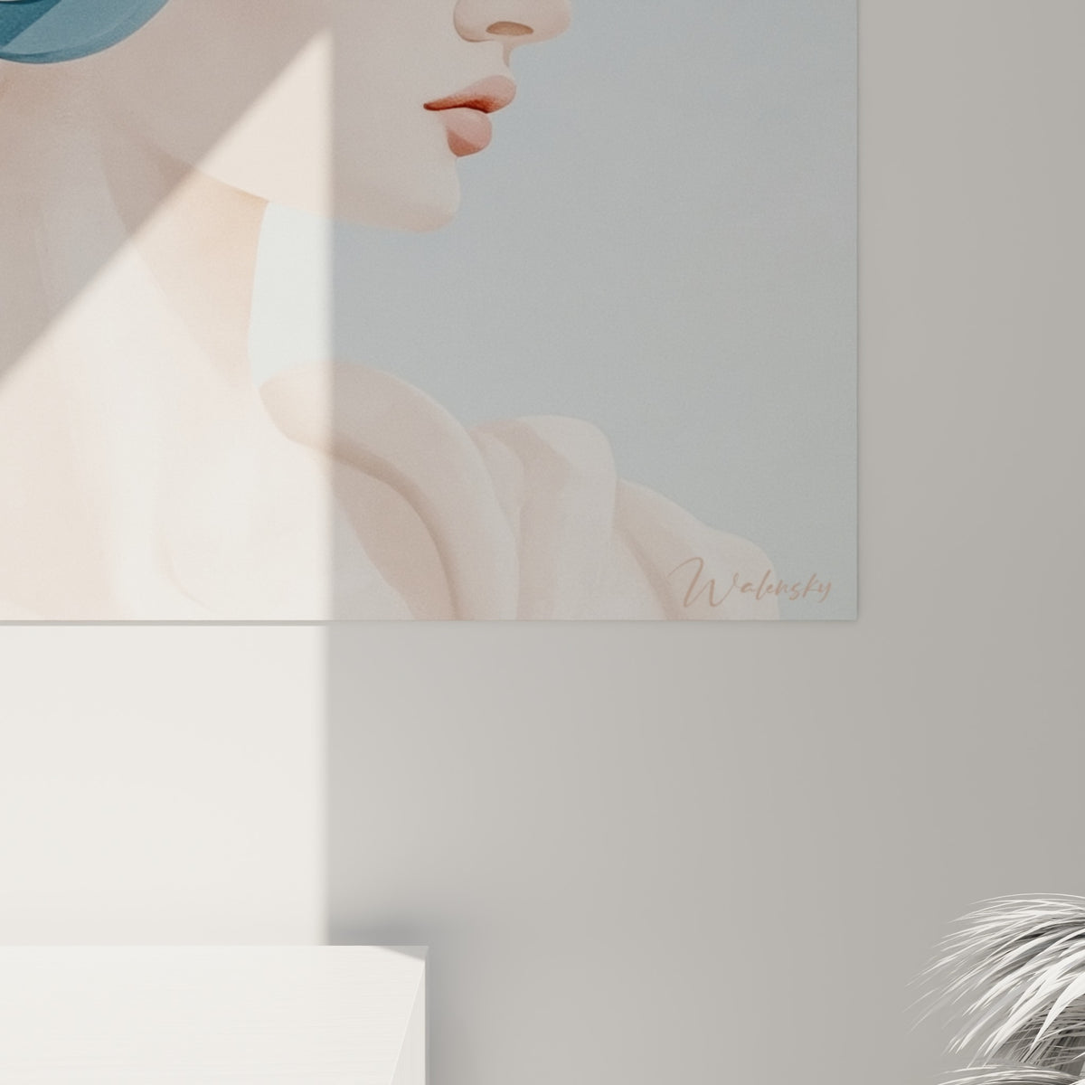 Détail des pétales roses et du casque bleu satiné sur cette statue, grain et nuances ivoire visibles de près