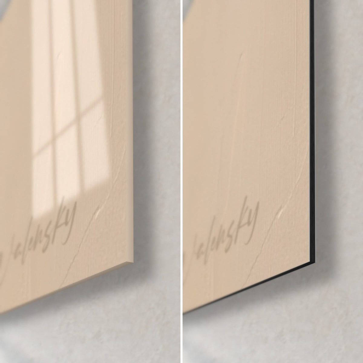 Schilderij gouden beeldhouwwerk in profiel, rechtsonder: glanzend acrylglas links, mat beige Dibond-aluminium rechts, rand van 3 mm