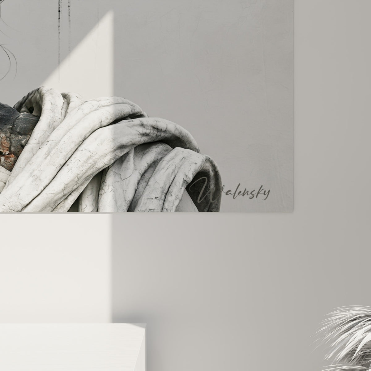 Détail des fissures graphiques noires et blanches sur la peau texturée de la statue