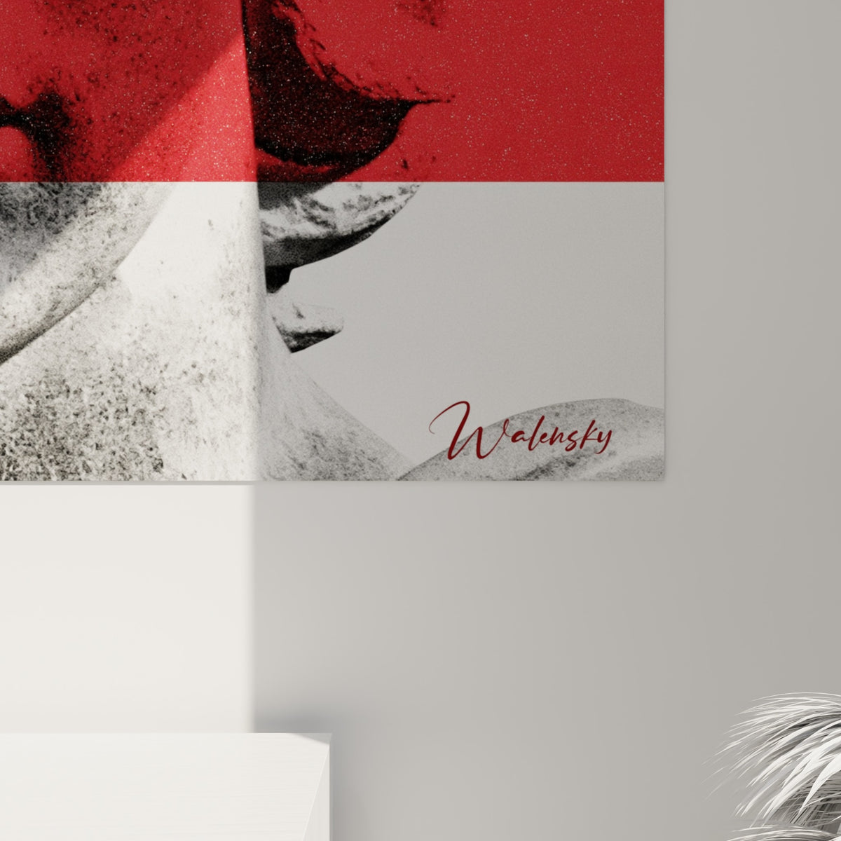 Détail rapproché du grain pierreux et de la bande rouge sur ce visage sculpté en gris et blanc