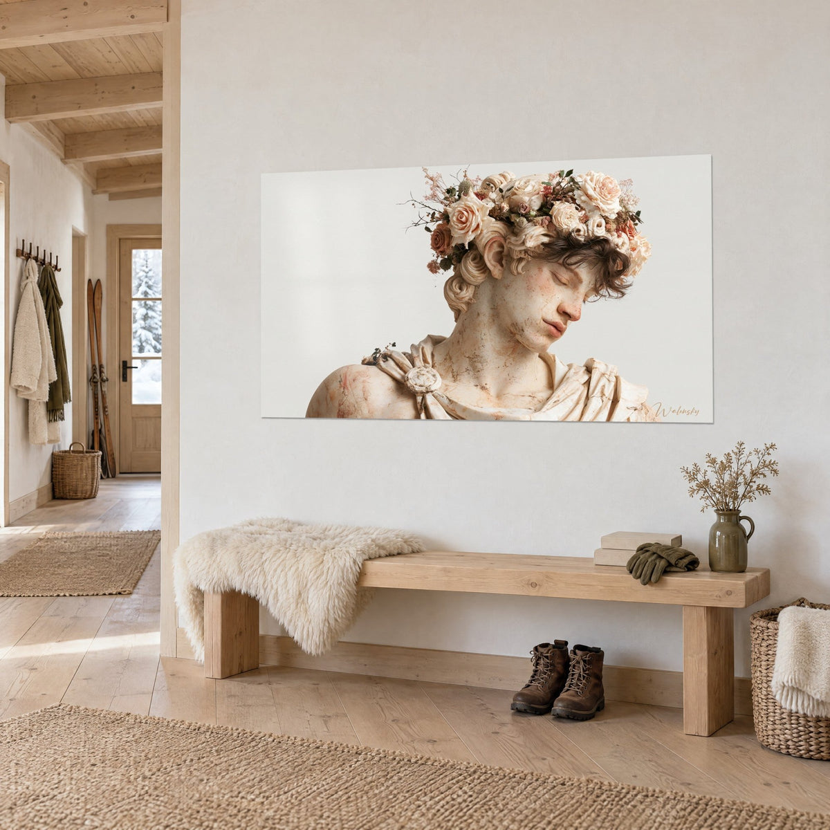 Tableau statue antique aux boucles de pierre, fleurs séchées pêche et rouille, drapé crème, sur un mur blanc au-dessus d'un banc de bois