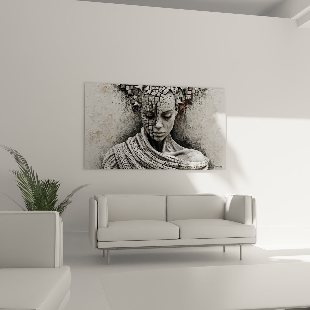 Visage fragmenté en pierre grise et blanche, drapé tissé au-dessus d'un canapé dans un salon lumineux