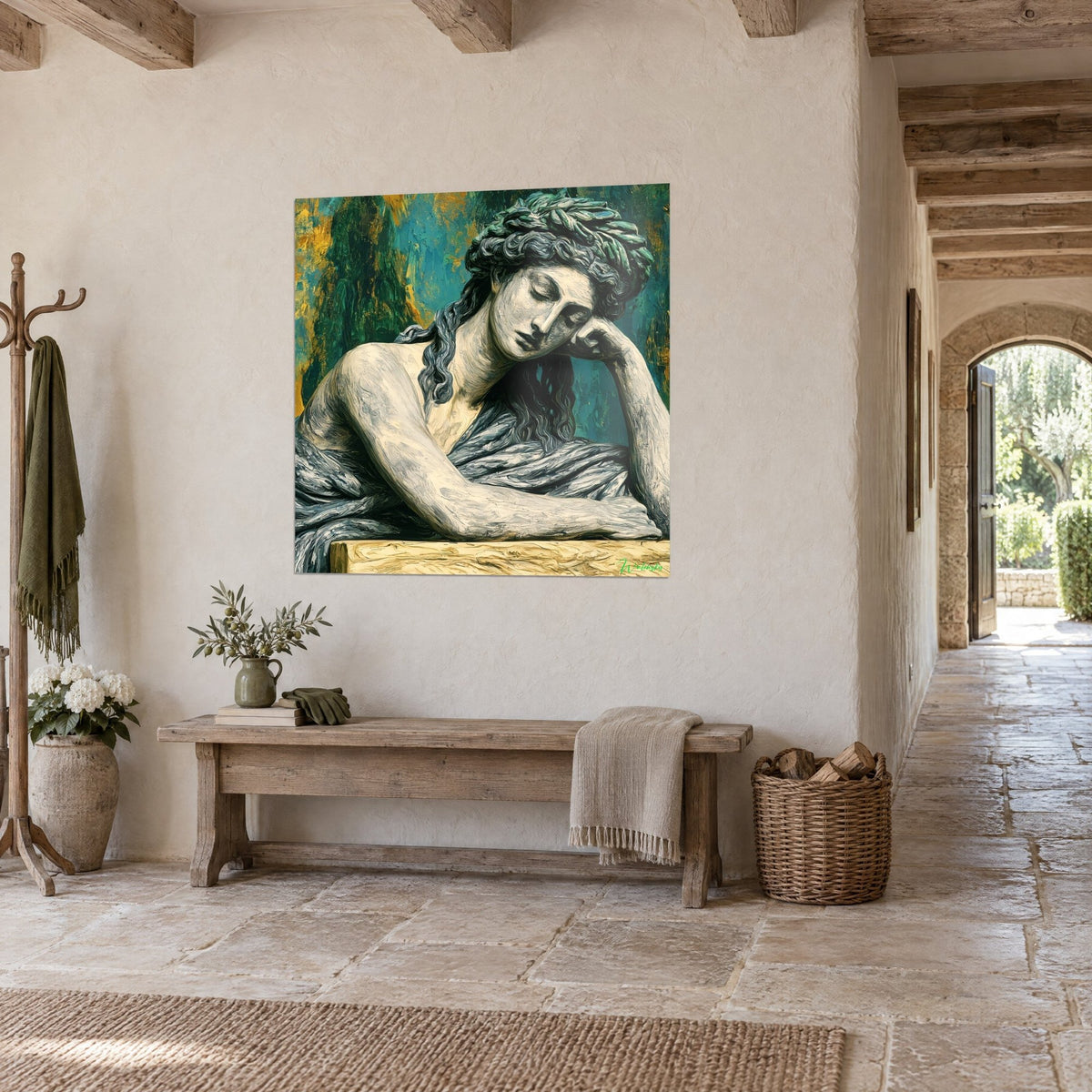 Tableau gisante au profil serein, joue sur la main, drapé gris-bleu, fond turquoise et or, hall en pierre claire