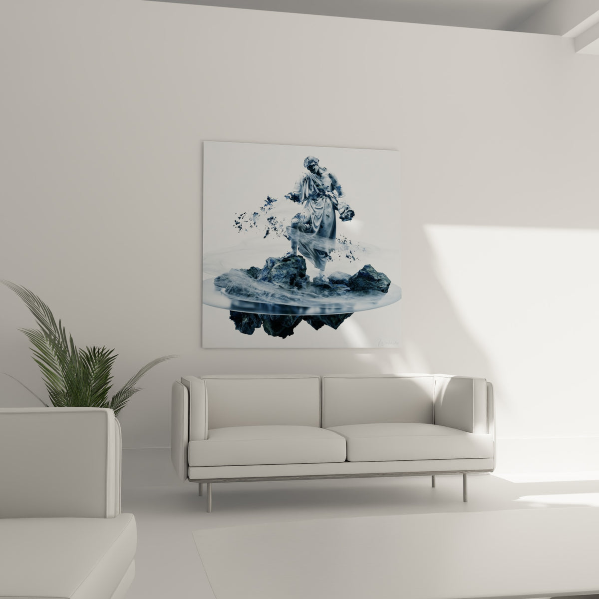 Figure drapée blanche fragmentée en éclats bleu marine au-dessus d'un canapé dans un salon lumineux