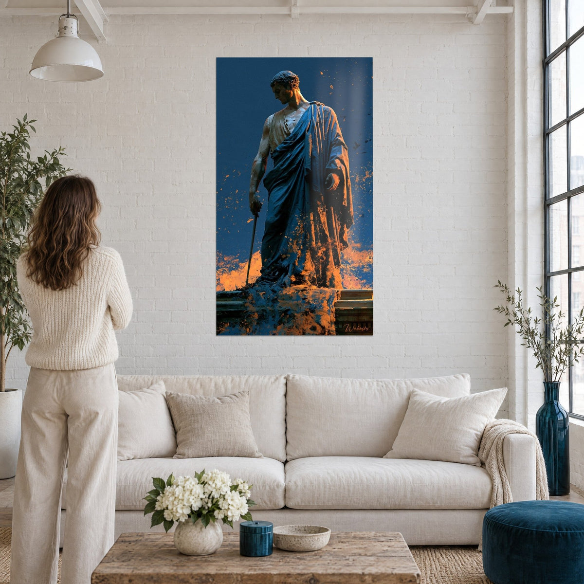 Gemälde eines römischen Kaisers in mitternachtsblauer Toga, orangefarbene Spritzer auf marineblauem Grund, über einem Sofa in einem hellen Wohnzimmer
