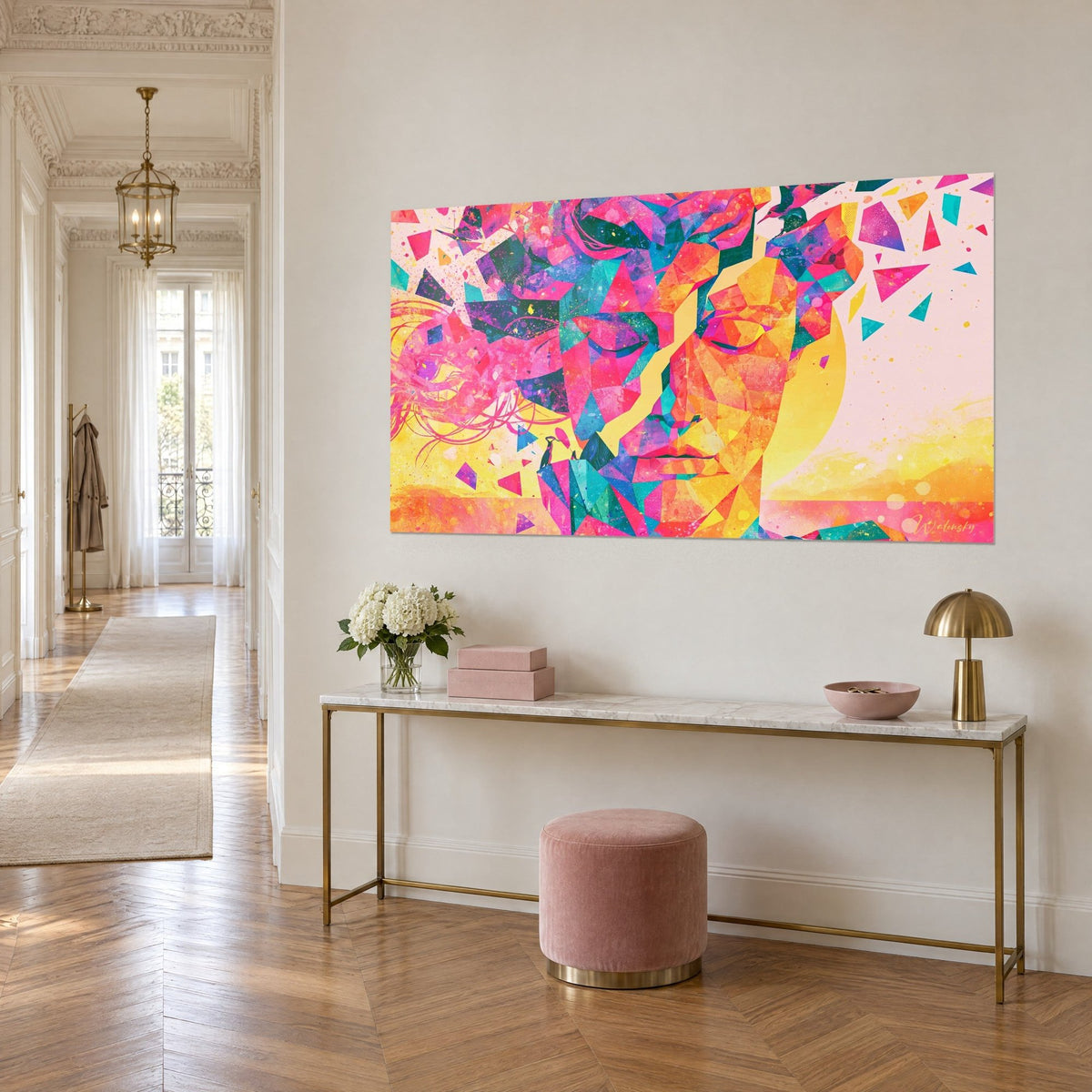 Tableau portrait cubiste aux paupières closes, polygones fuchsia, turquoise et jaune safran, sur un mur haussmannien, vue de trois-quarts