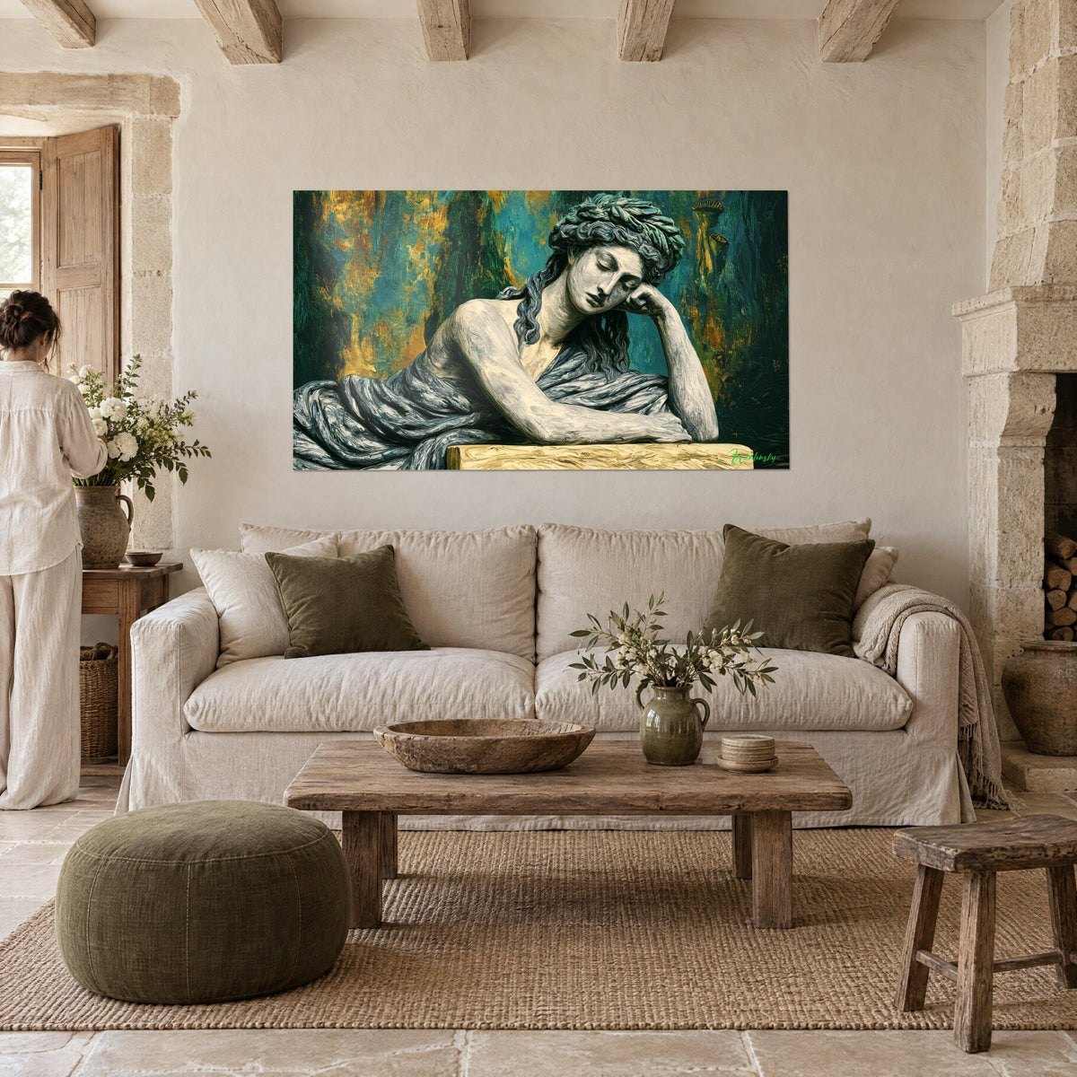 Tableau statue drapée songeuse en marbre gris, fond turquoise et or, couronne de feuillage, au-dessus d'un canapé dans un salon lumineux