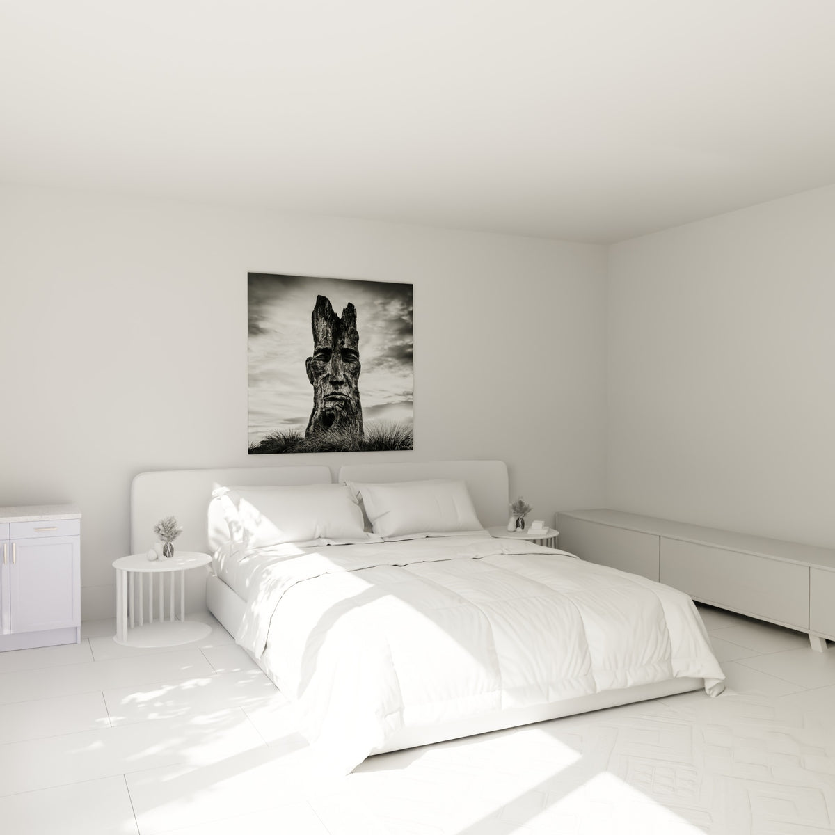 Sculpture visage anthracite gravée dans le bois, au-dessus d'un lit dans une chambre claire