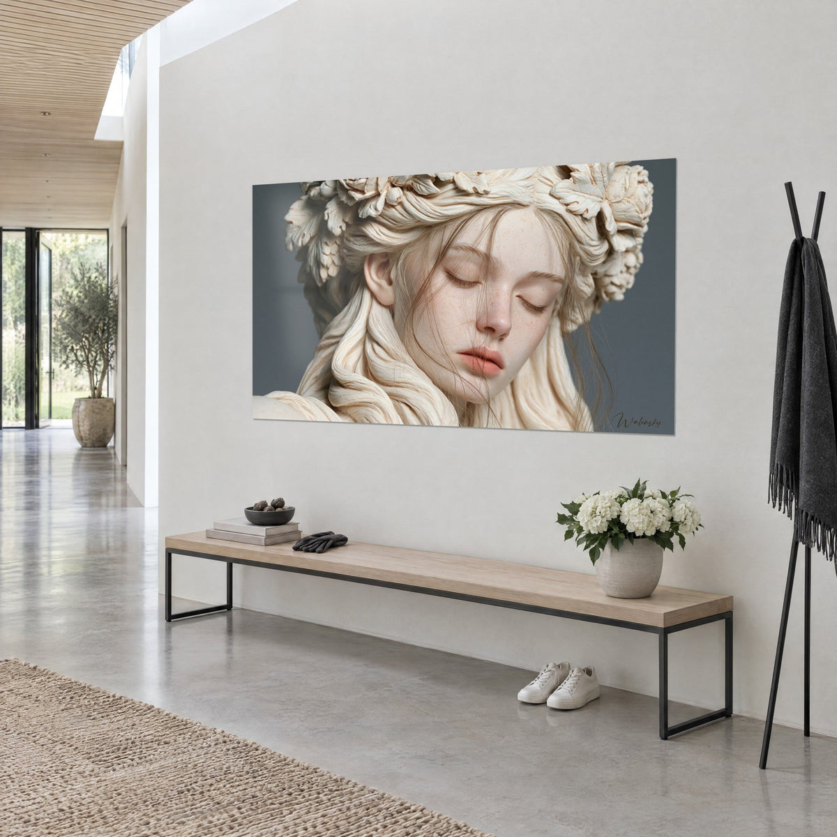Tableau portrait sculpté d'une dormeuse aux taches de rousseur, boucles crème et joues rosées sur gris ardoise, mur blanc d'une entrée lumineuse