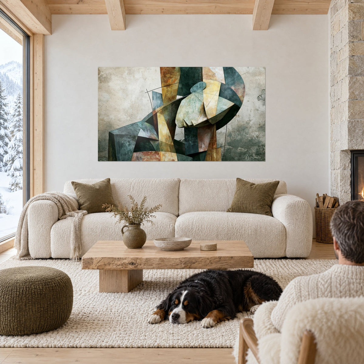 Wall art Cubist statue in ochre and anthracite-green planes, weathered wall backdrop, couple seen from behind and a black dog above a sofa in a bright living room