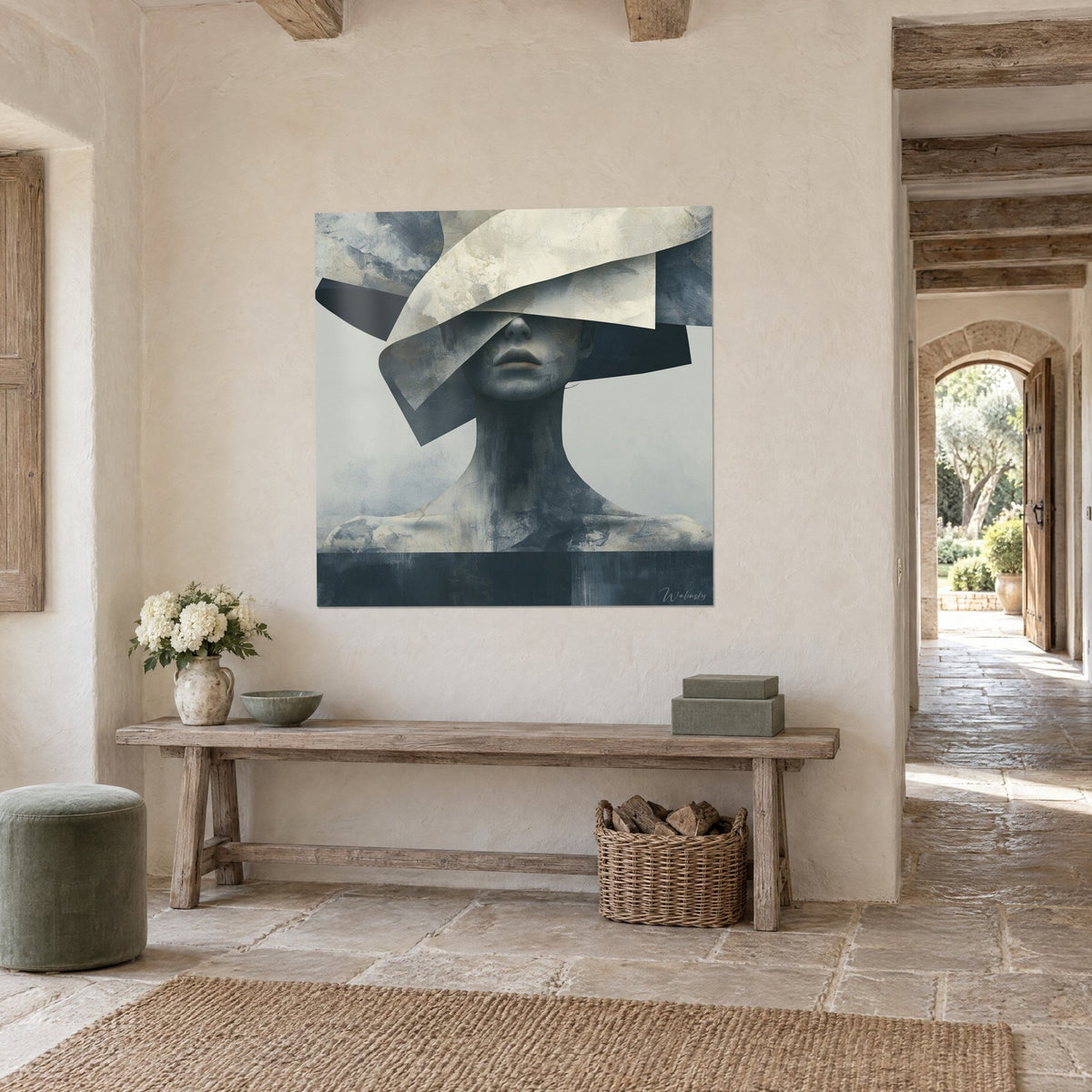 Quadro statua con il volto nascosto da un lembo di carta color crema, fondo grigio perla, base scura, ingresso in pietra e arco aperto