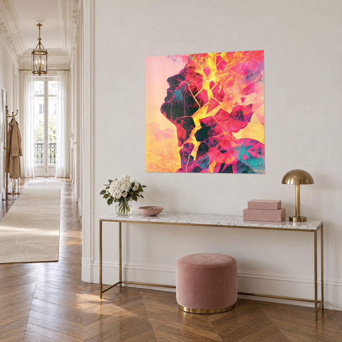 Tableau buste brisé de lave dorée, fond pêche et turquoise, sur une console en laiton dans un couloir haussmannien