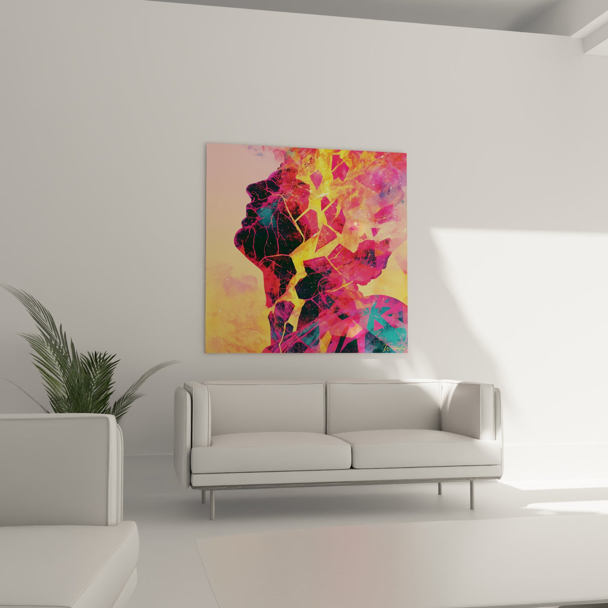 Silhouette de statue éclatée en rose et turquoise placée au-dessus d'un canapé dans un salon lumineux