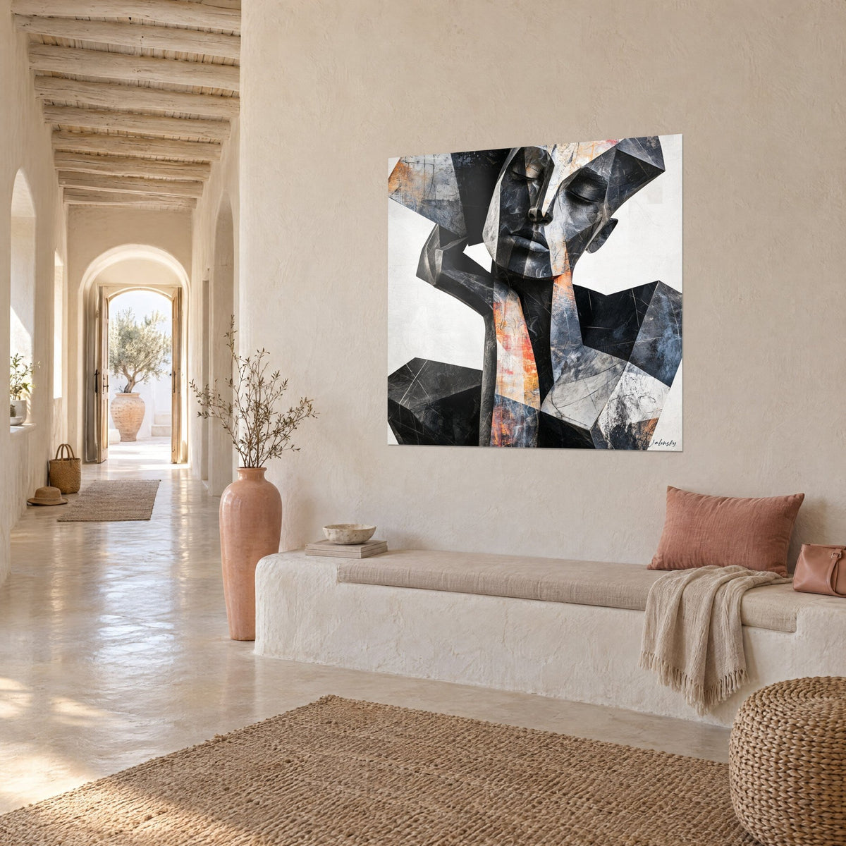 Quadro statua frammentata grigio carbone e arancio bruciato, spigoli poliedrici, vista di tre quarti in un corridoio a volta bianco