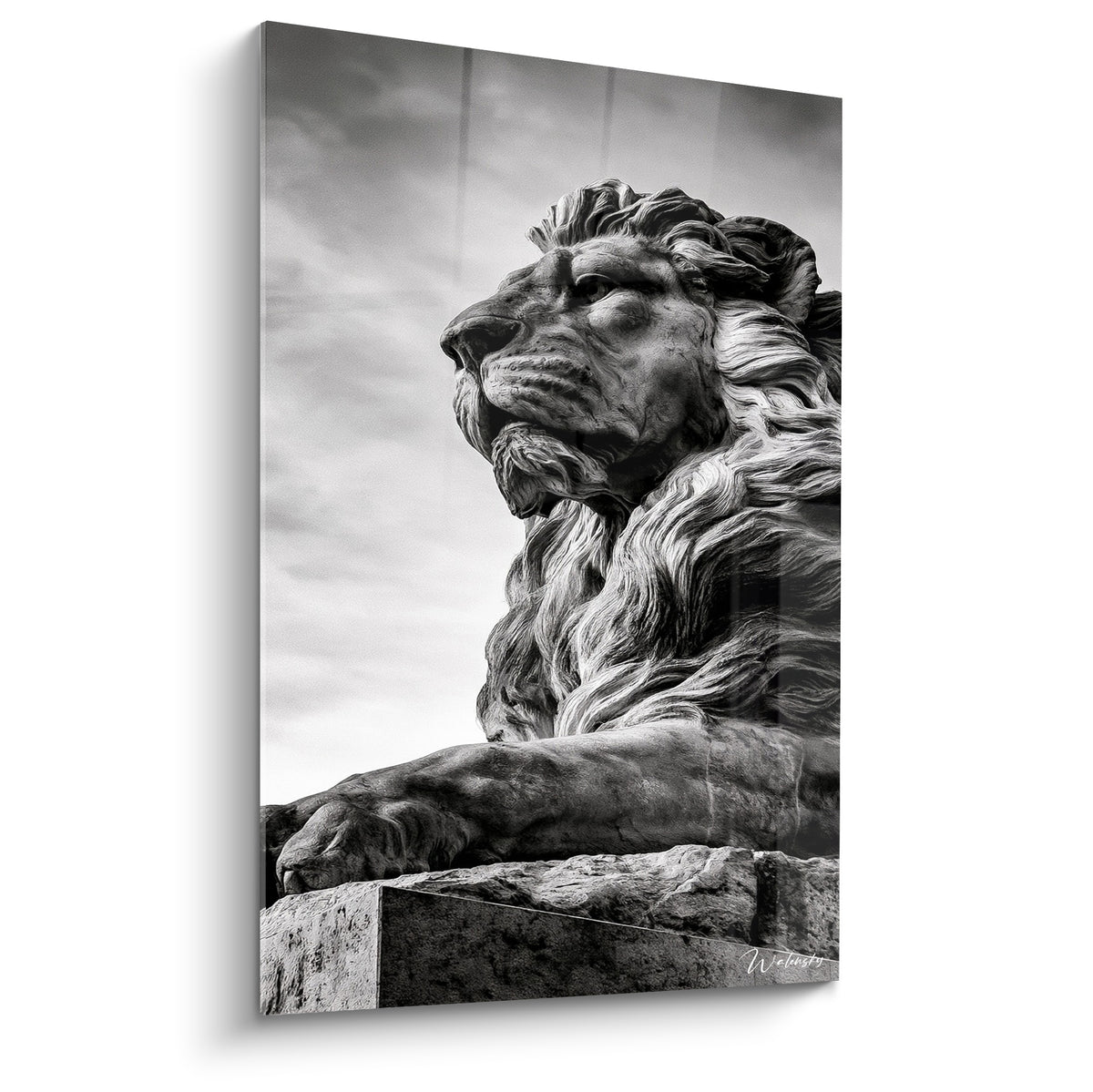 Statue de lion gris anthracite et blanc, crinière sculptée, regard fier vers l'horizon