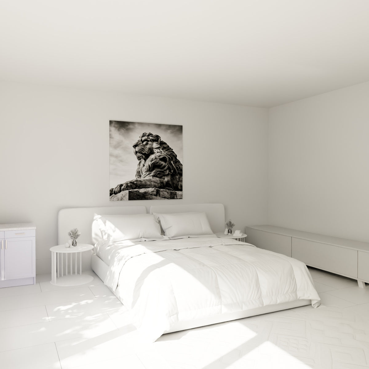 Félin sculpté en pierre grise et noire, regard fixe, au-dessus d'un lit dans une chambre claire