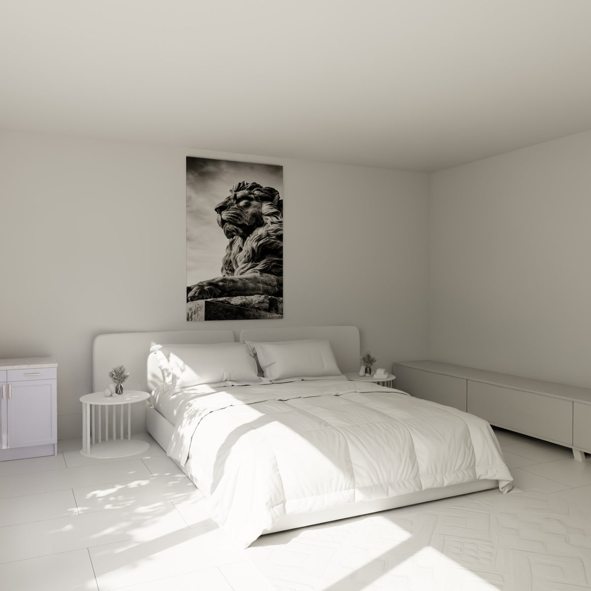 Lion de pierre gris et blanc, posture vigilante, accroché au-dessus d'un lit dans une chambre claire