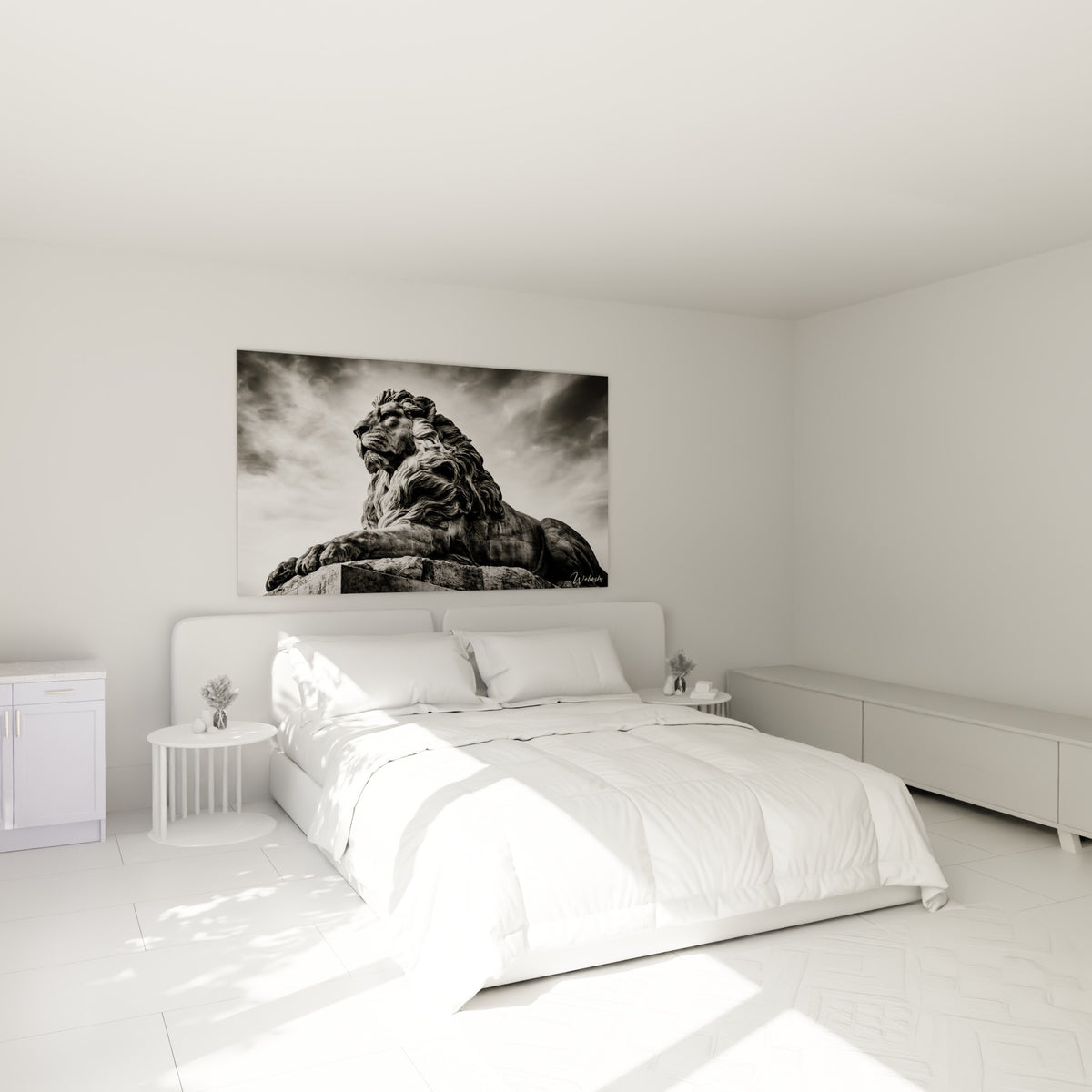 Statue de lion gris et blanc, posture couchée noble, au-dessus d'un lit dans une chambre claire