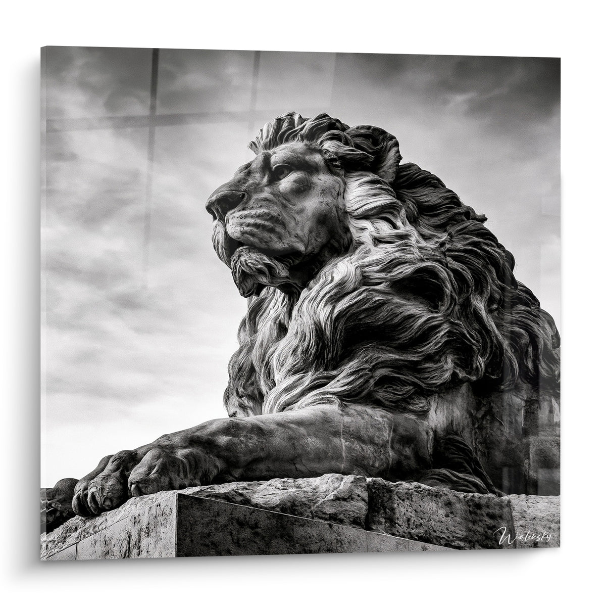 Lion de pierre gris anthracite et blanc, crinière sculptée, posture de gardien monumental