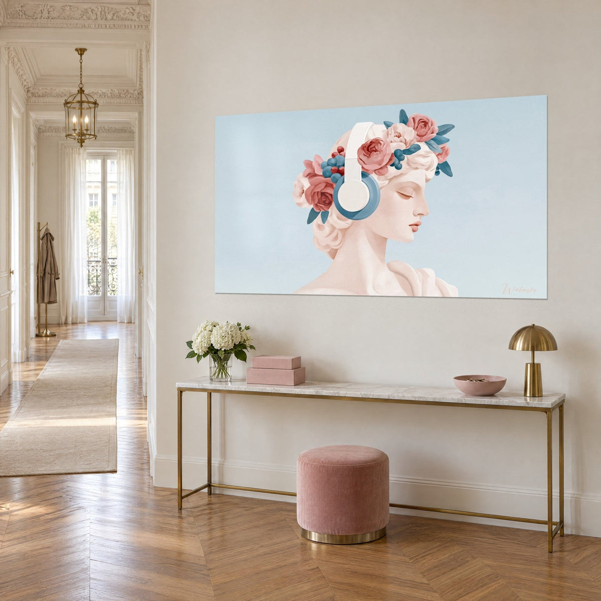 Tableau déesse de marbre aux paupières closes, pivoines roses et baies bleues, fond azur pâle, au-dessus d'une console dorée dans un couloir haussmannien