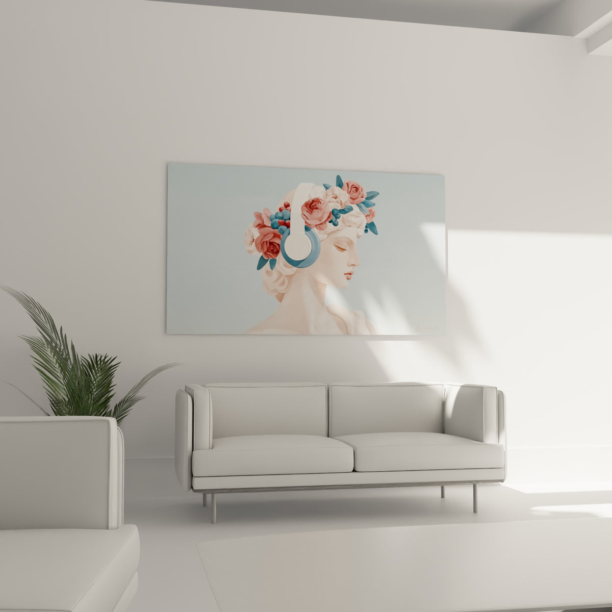 Statue au visage serein, roses corail et feuillage bleuté, au-dessus d'un canapé dans un salon lumineux