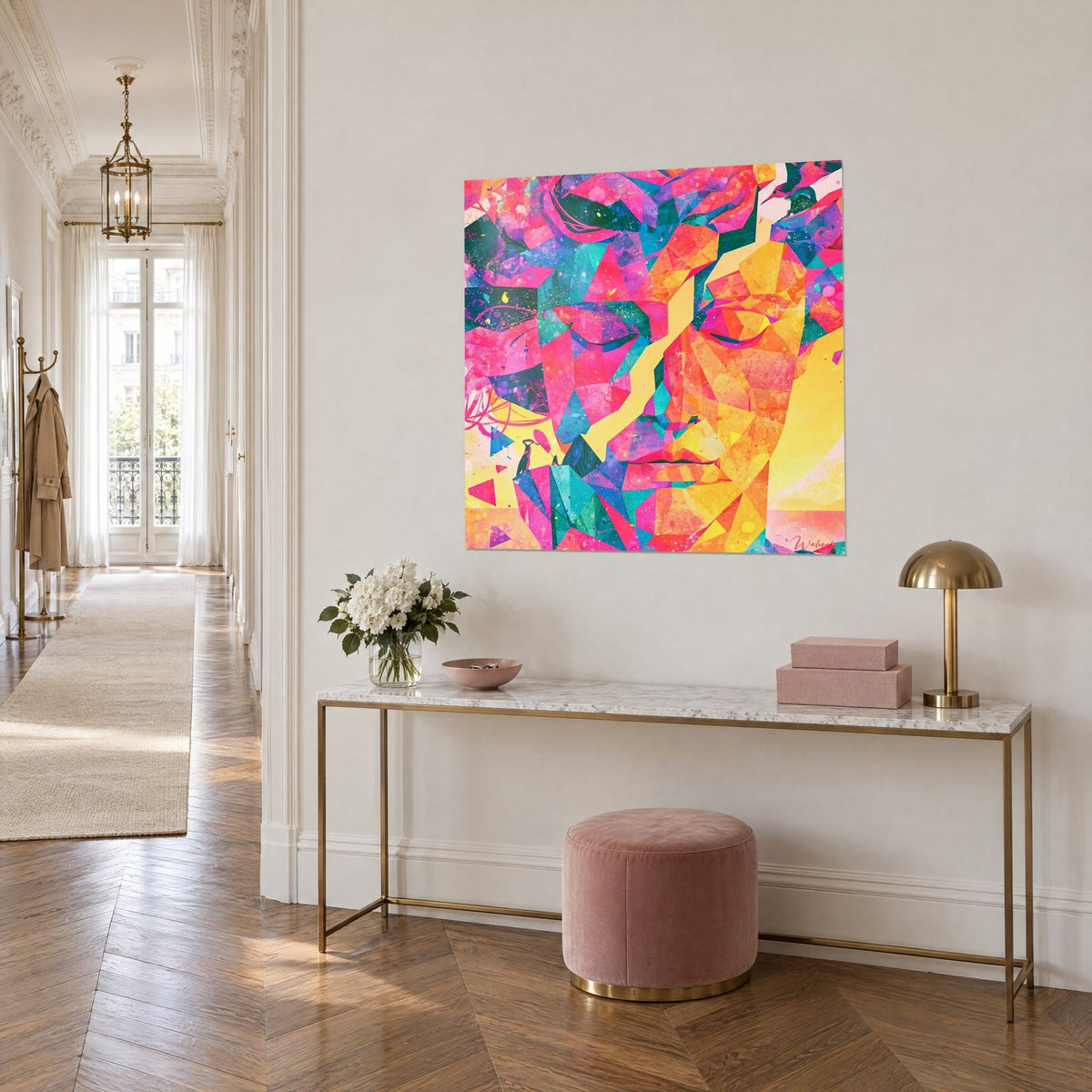 Tableau portrait en mosaïque triangulaire orange et turquoise, oiseau perché en haut à droite, au-dessus d'une console dorée haussmannienne