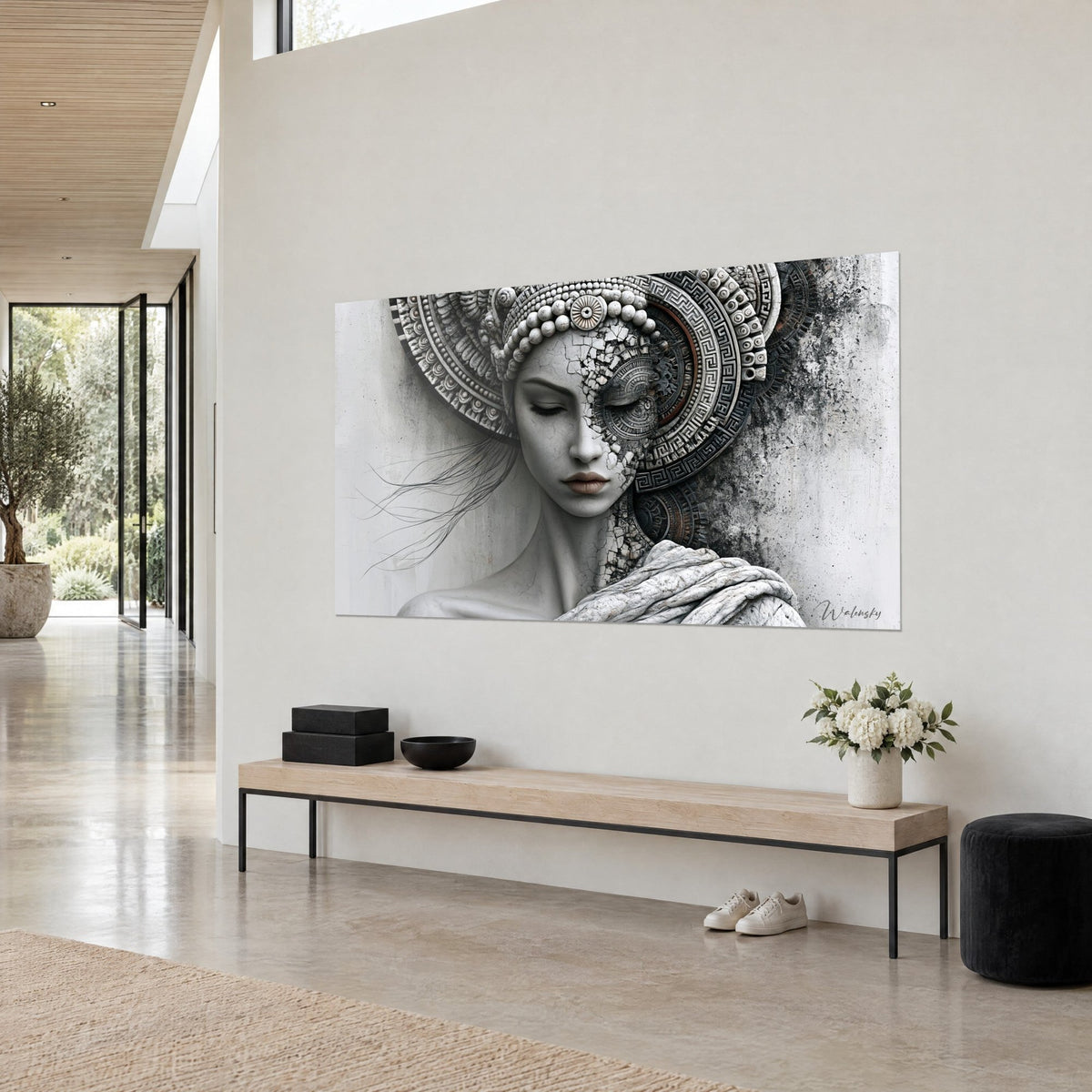 Cuadro retrato esculpido en piedra agrietada, tocado de rosetones blancos y gris carbón, colgado en un salón de arquitecto