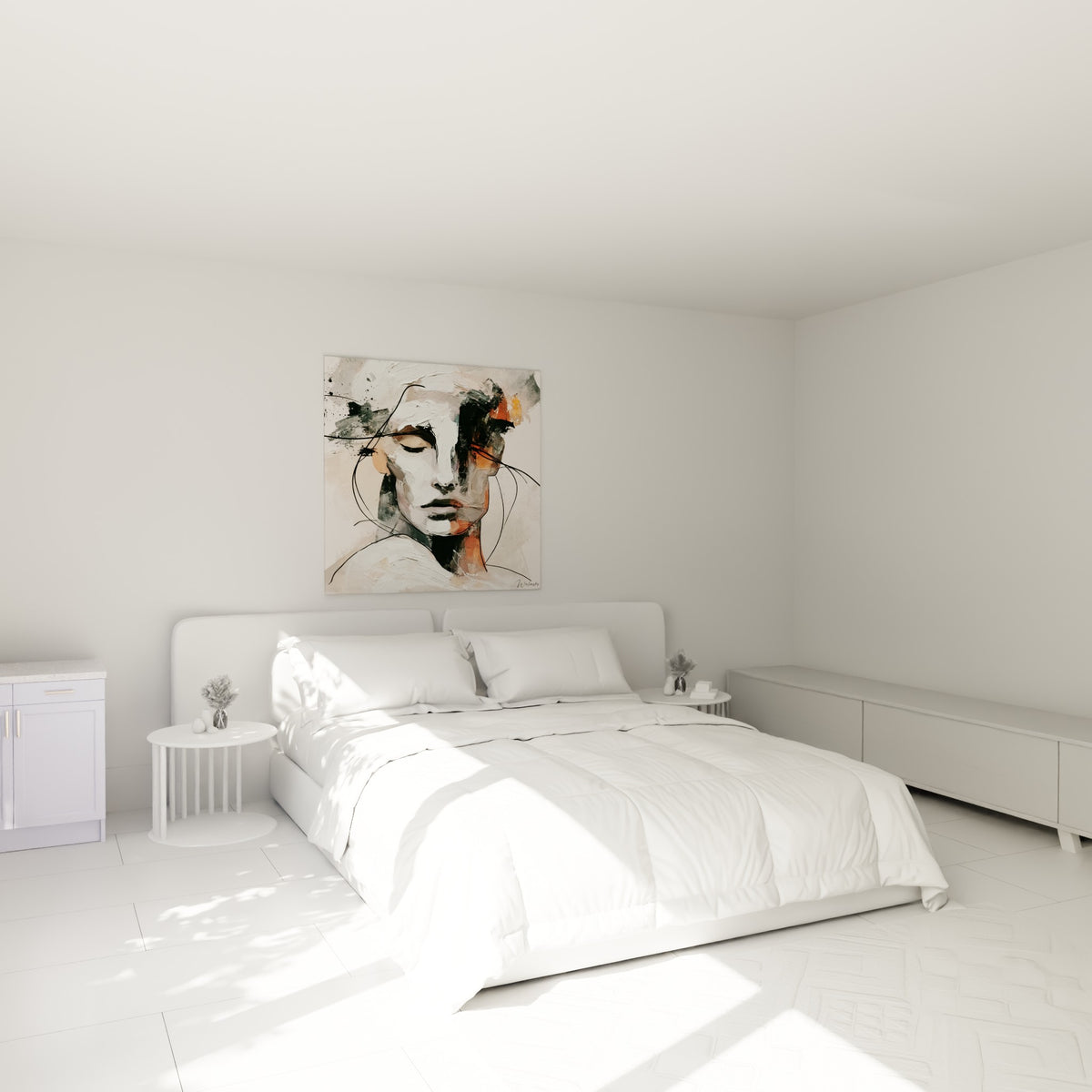 Visage effacé en blanc sculptural et terracotta accroché au-dessus d'un lit dans une chambre claire