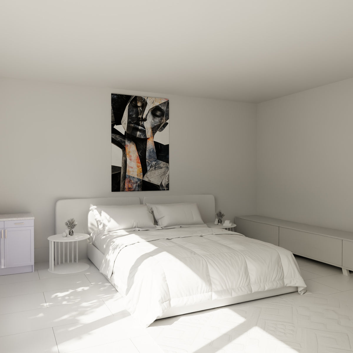 Visage sculptural statue en gris et orange brûlé, accroché au-dessus d'un lit dans une chambre claire