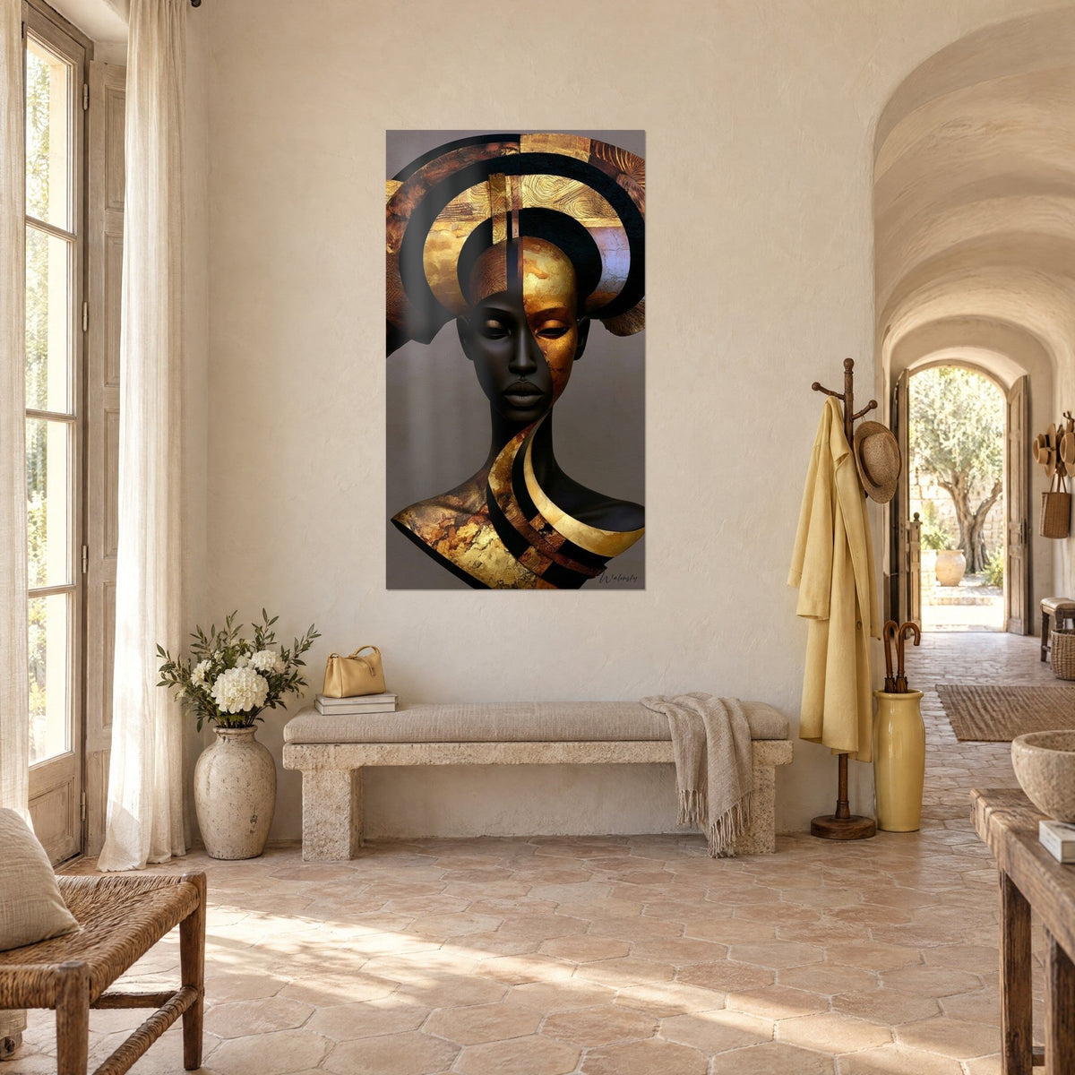 Tableau statue africaine à demi dorée, visage sombre aux paupières closes, arcs noirs et cuivrés, dans un couloir de mas provençal