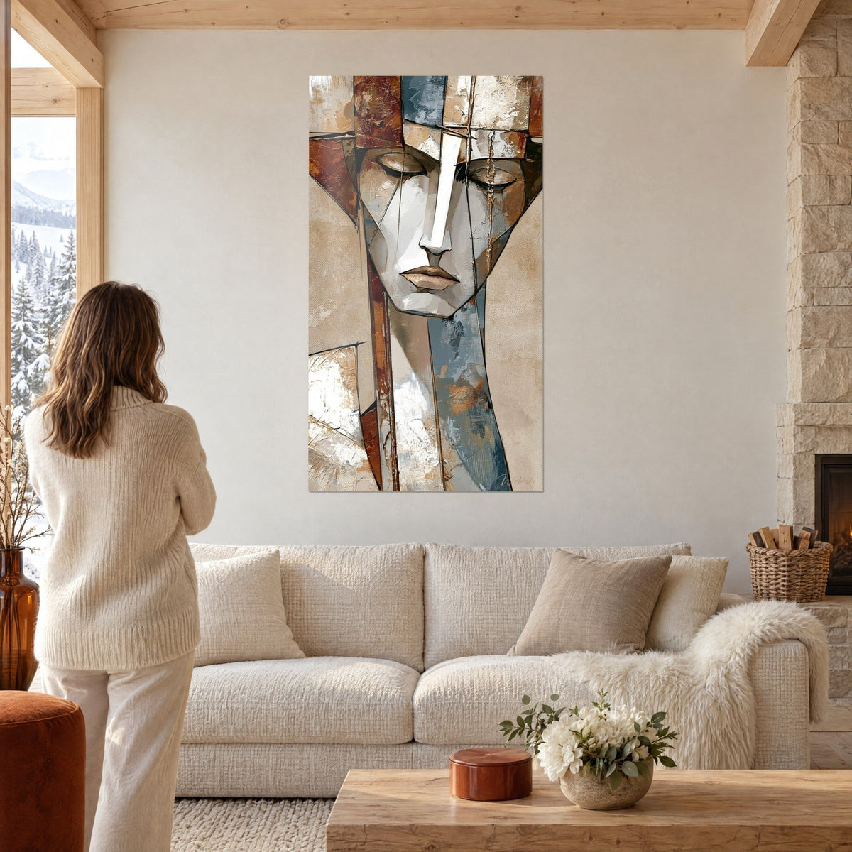 Quadro volto cubista con gli occhi chiusi, piani terracotta e blu ardesia, una donna di spalle, sopra un divano in un soggiorno luminoso