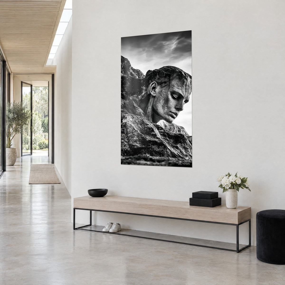 Tableau profil minéral émergeant de la falaise, reliefs gris anthracite et blanc cassé, vue de trois-quarts dans un couloir clair