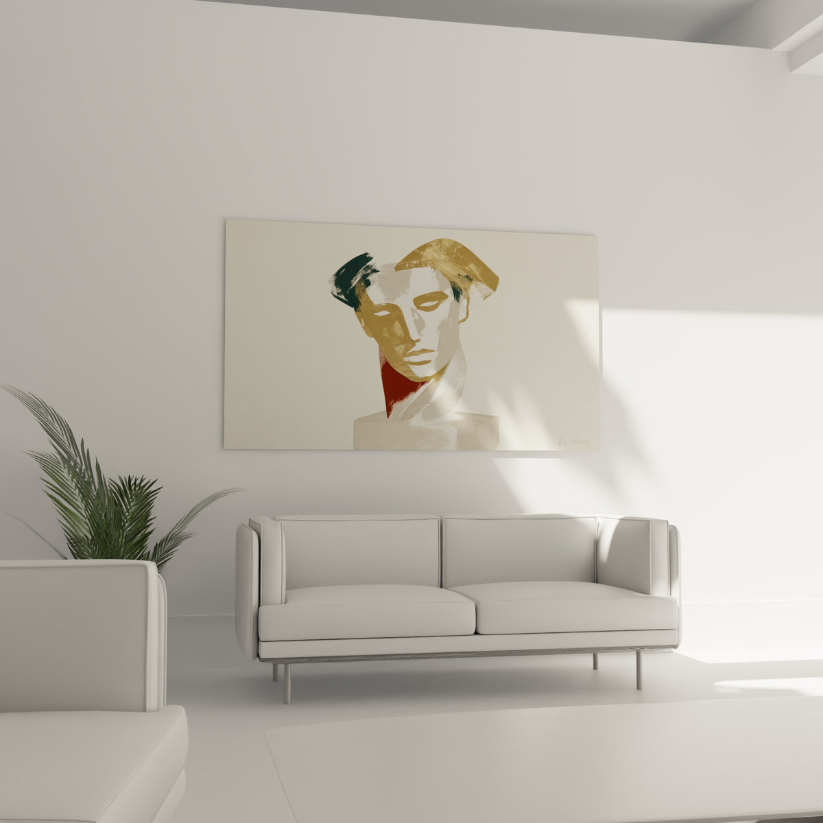 Profil sculptural doré et terracotta, tableau statue disposé au-dessus d'un canapé dans un salon lumineux
