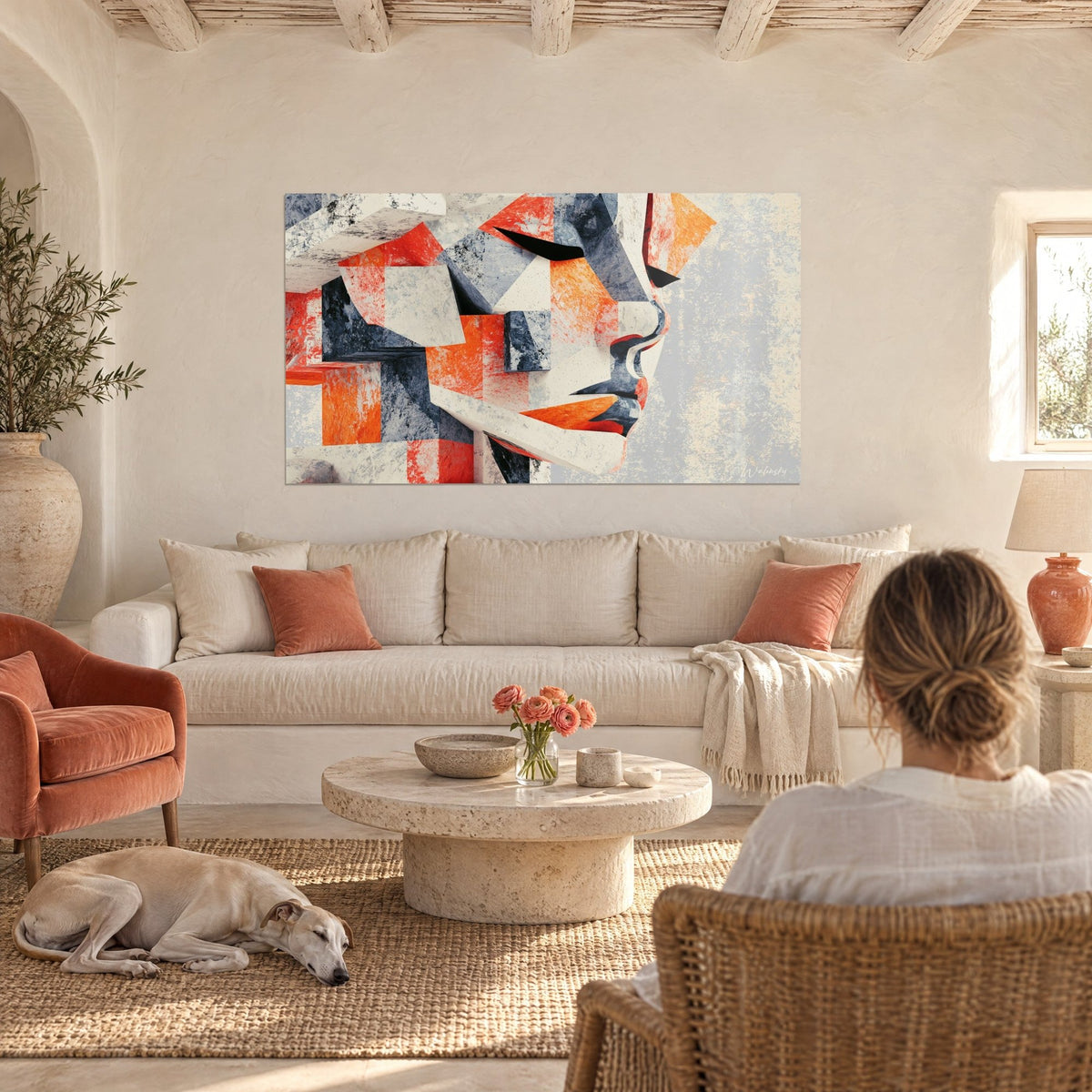 Quadro profilo cubista in blocchi arancio e antracite, spigoli di pietra color crema, sopra un divano in un soggiorno luminoso